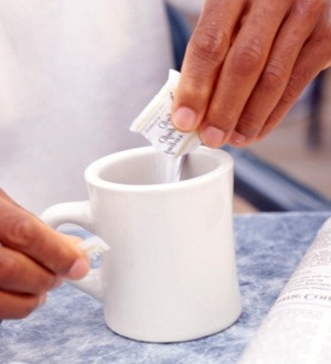 adoçando café