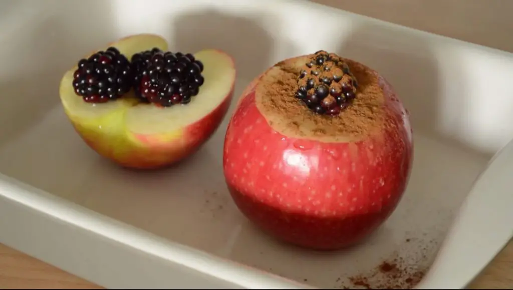 Maçã Assada com canela e frutas secas - passo 6 - adicionando frutas e canela - blog Emagrecer Certo #emagrecercerto #reeducacaoalimentar