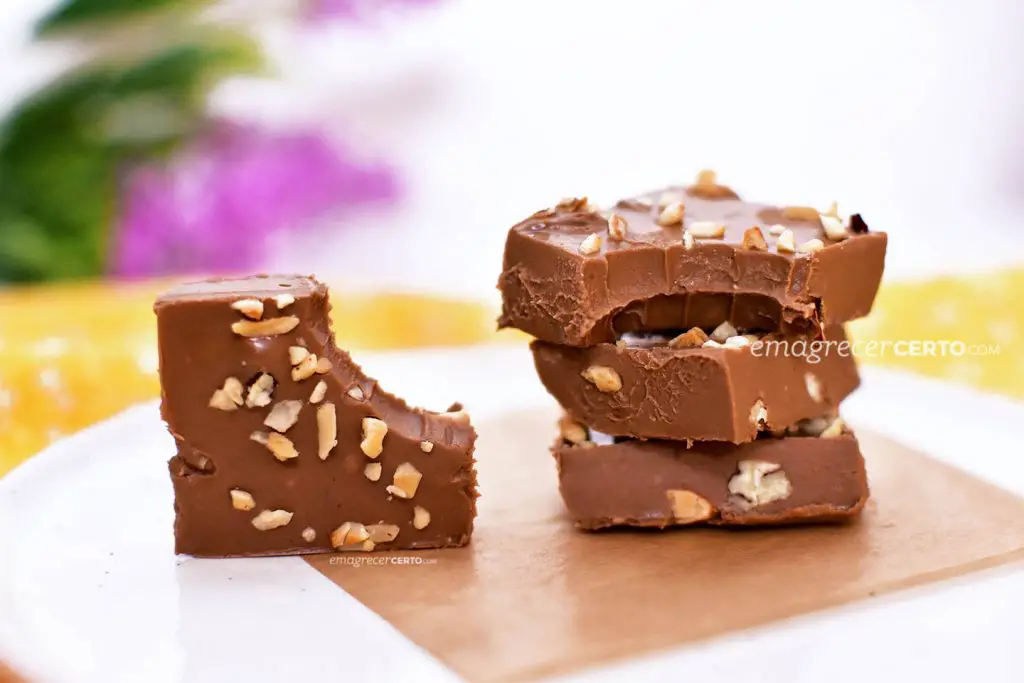 Fudge de chocolate com castanhas | Blog Emagrecer Certo #fudge #chocolate #receitas #reeducacaoalimentar