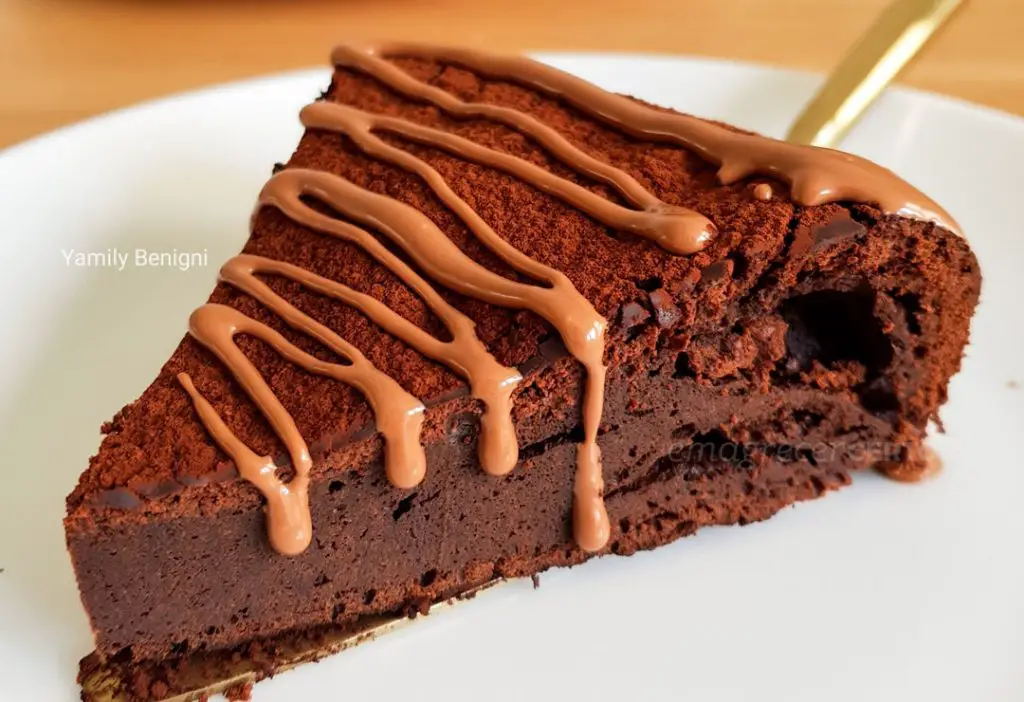 Bolo de chocolate sem farinha decorado com pasta de amendoim do blog Emagrecer Certo