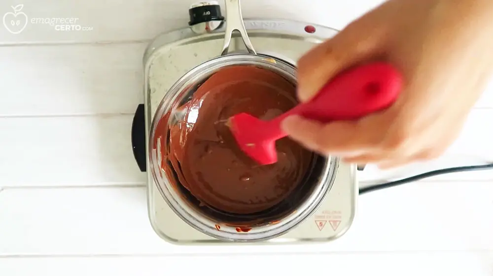 Bombom de chocolate fit - blog Emagrecer Certo - chocolate derretido em banho maria