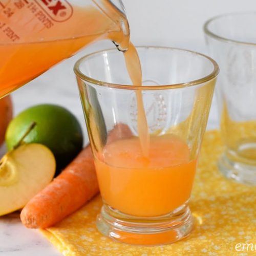 Suco de cenoura com gengibre no copo
