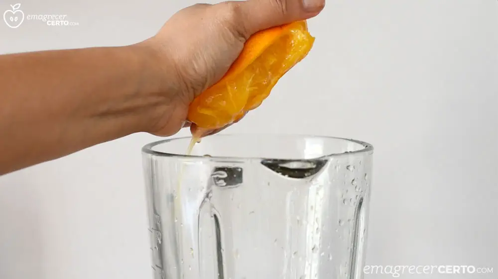 Suco de cenoura laranja e gengibre - espremendo a laranja