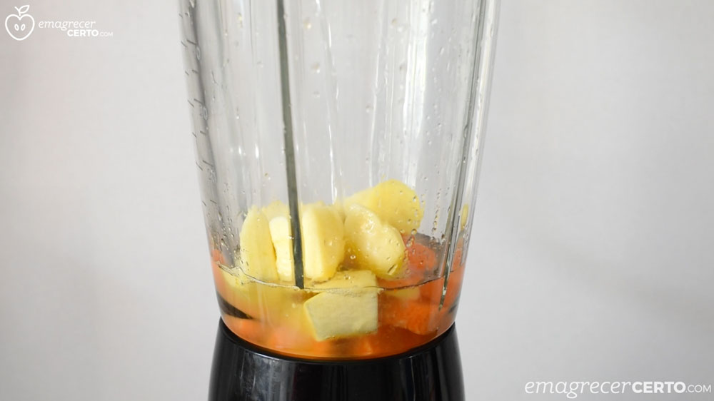Suco de cenoura laranja e gengibre - ingredientes no liquidificador