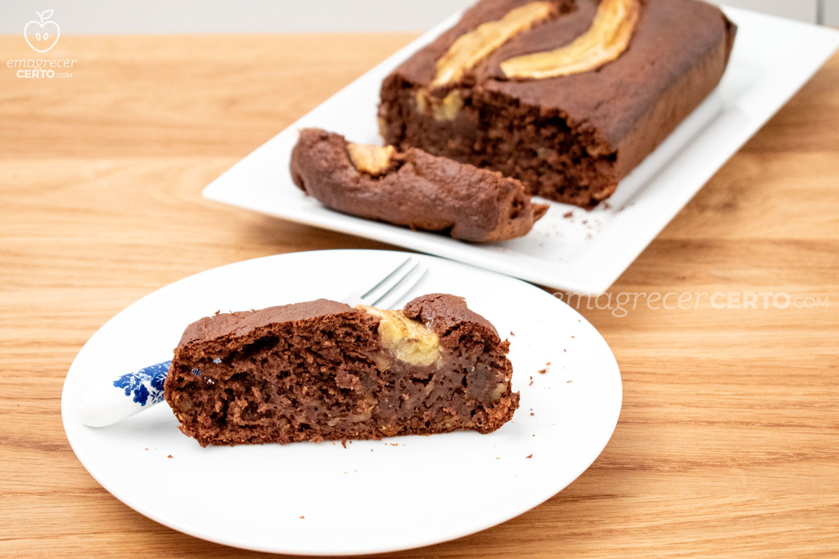 Bolo de banana com cacau e aveia sem lactose