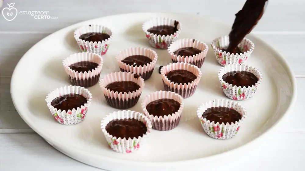 Bombom de chocolate fit - blog Emagrecer Certo - chocolate nas forminhas de brigadeiro