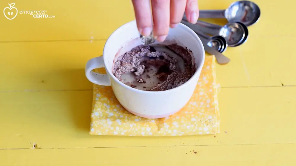 Misturando os ingredientes para o brownie funcional na xícara