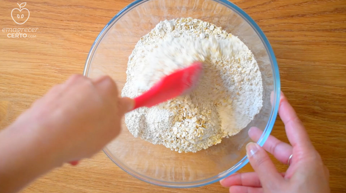 Pão de aveia saudável do blog Emagrecer Certo - misturando os ingredientes secos