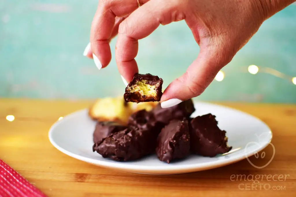 Quadrados de chocolate recheado com panetone