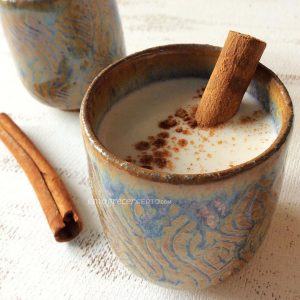 Chai latte com especiarias