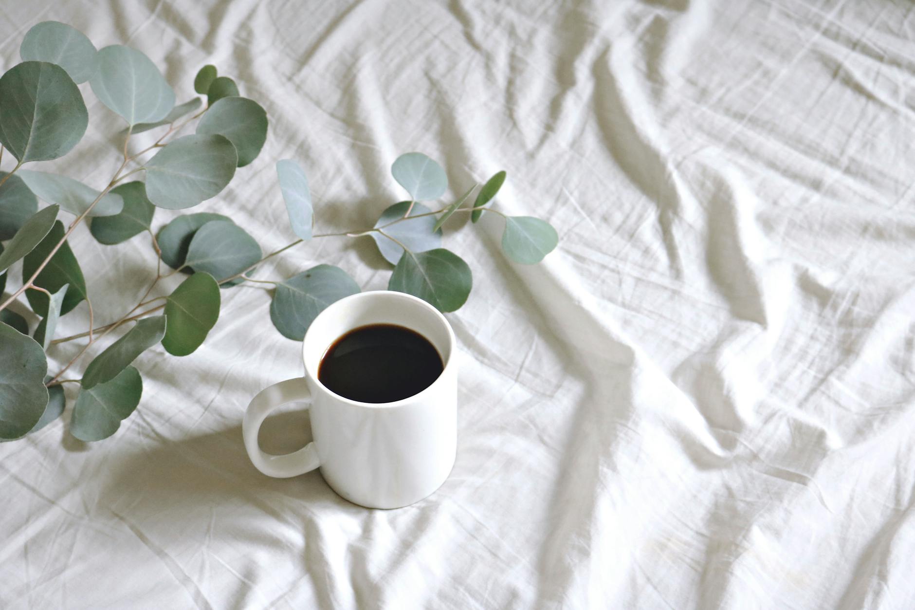 Café na caneca de ceramica