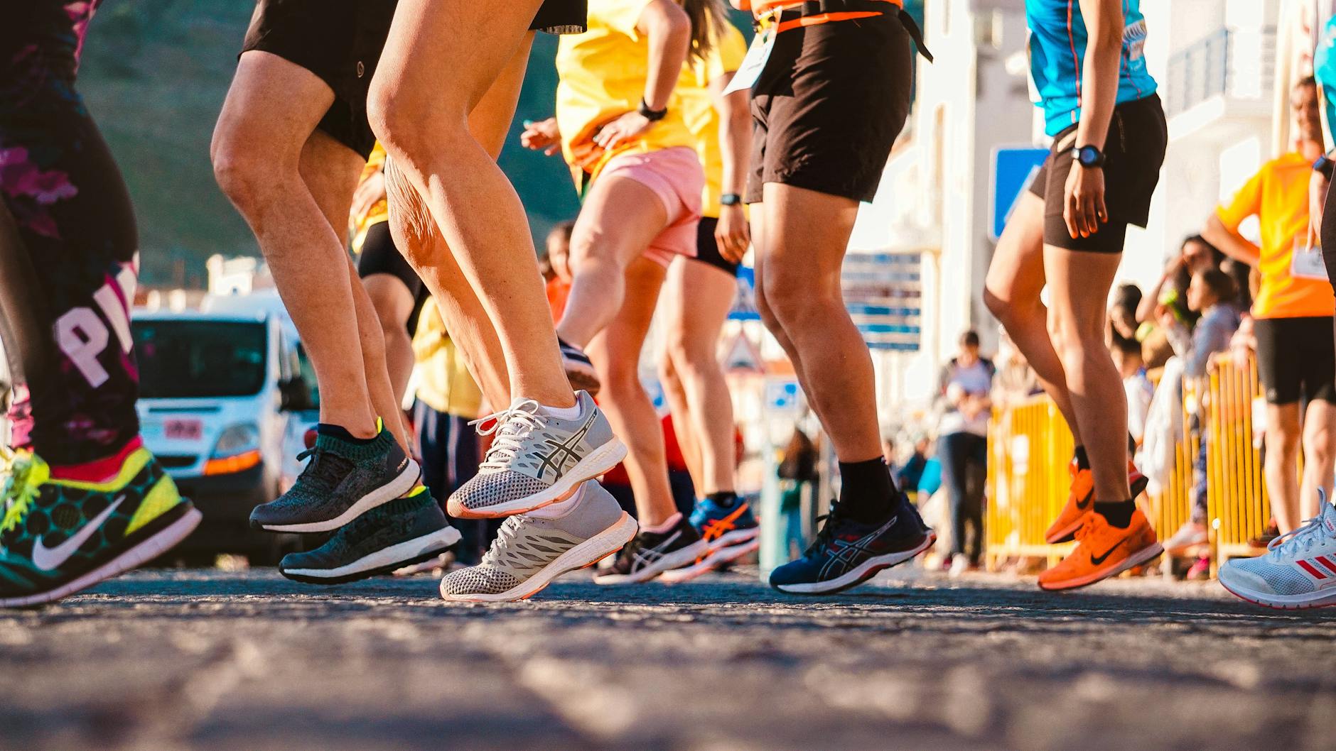 pessoas usando tênis de corrida para ter benefícios da corrida