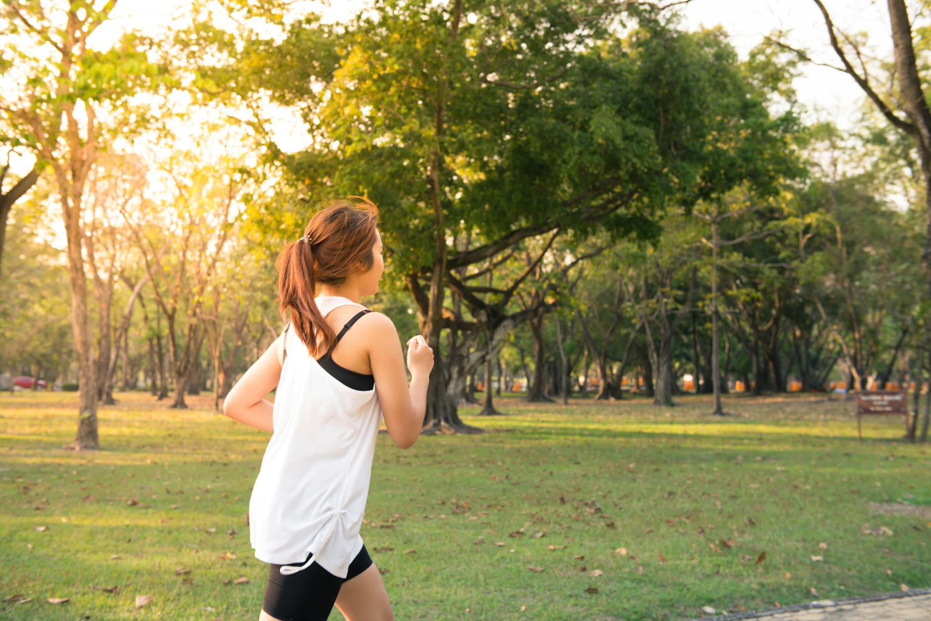 mulher no parque correndo como benefícios da corrida