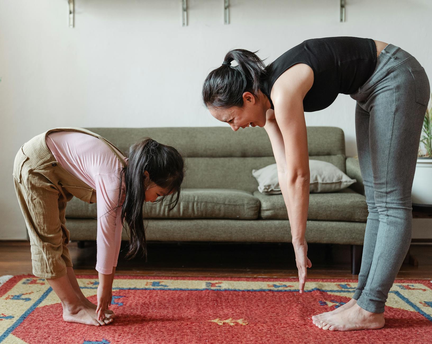 mulher se exercitando junto com a filha como hábito matinal